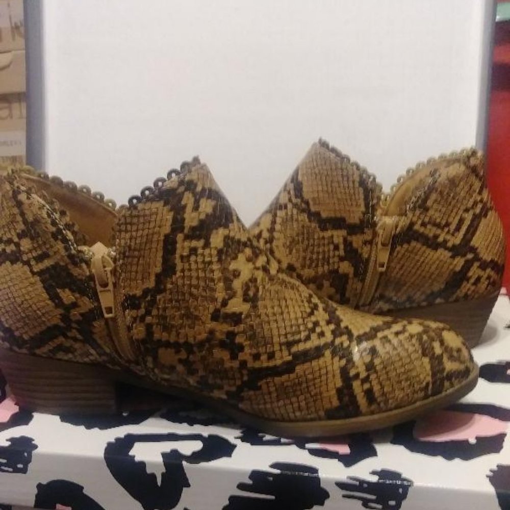 Mata Shoes RECALL-3 Brown Snakeskin bootie. 1.5" heel NEW size 8